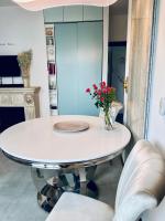 Posedenie v ubytovaní Uroczy apartament 2 osobne pokoje Marina Royal Palace