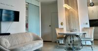 Televízia a/alebo spoločenská miestnosť v ubytovaní Uroczy apartament 2 osobne pokoje Marina Royal Palace
