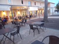 Restauracja lub miejsce do jedzenia w obiekcie Maison dans une résidence de vacances