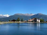 Una vista de un lago con montañas al fondo. en Hotel du Lac, en Crans-Montana