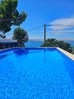 Bazén v ubytovaní Beachfront Apartments Baricevic with Pool alebo v jeho blízkosti