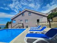 Bazén v ubytovaní Beachfront Apartments Baricevic with Pool alebo v jeho blízkosti