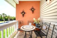 eine Terrasse mit Tisch und Stühlen auf einem Balkon in der Unterkunft Captains Quarters 3 Comm Pools Pet Friendly in Destin