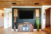 ein Wohnzimmer mit einem Flachbildfernseher an der Wand in der Unterkunft Captains Quarters 3 Comm Pools Pet Friendly in Destin