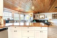 eine Küche mit weißen Schränken und einer Holzdecke in der Unterkunft Captains Quarters 3 Comm Pools Pet Friendly in Destin