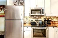 eine Küche mit einem Kühlschrank aus Edelstahl und einer Mikrowelle in der Unterkunft Captains Quarters 3 Comm Pools Pet Friendly in Destin