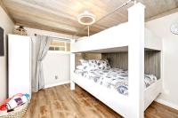 Ein Bett oder Betten in einem Zimmer der Unterkunft Captains Quarters 3 Comm Pools Pet Friendly