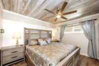 Ein Bett oder Betten in einem Zimmer der Unterkunft Captains Quarters 3 Comm Pools Pet Friendly