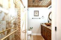 Ein Badezimmer in der Unterkunft Captains Quarters 3 Comm Pools Pet Friendly