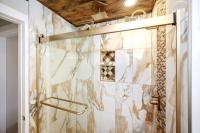 Ein Badezimmer in der Unterkunft Captains Quarters 3 Comm Pools Pet Friendly