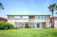 Ein Garten an der Unterkunft Captains Quarters 3 Comm Pools Pet Friendly