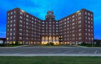 un gran edificio de ladrillo con una torre de reloj en la parte superior en Berkeley Oceanfront Hotel, en Asbury Park