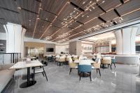 Un restaurante u otro lugar para comer en Atour Hotel Changsha Binjiang Financial Center