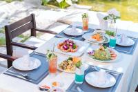 un tavolo con sopra piatti di cibo di Le Palmier Ho Tram Resort - Beachfront with Private Beach a Ho Tram