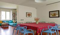 A seating area at Stanza nr 4 in appartamento incantevole in zona Solari