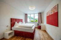 Łóżko lub łóżka w pokoju w obiekcie Ferienwohnungen Karlingerhof am See