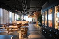 Un restaurante con mesas, sillas y ventanas. en ESTIMAR Marina Farnals, en La Pobla de Farnals