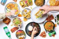 Hilton Garden Inn New Orleans French Quarter/CBD في نيو أورلينز: مجموعة من الناس يأكلون الطعام على طاولة