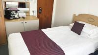 Postel nebo postele na pokoji v ubytování Magnuson Hotel Sandy Lodge Newquay