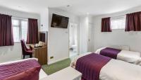 Postel nebo postele na pokoji v ubytování Magnuson Hotel Sandy Lodge Newquay