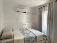 Ein Bett oder Betten in einem Zimmer der Unterkunft Eilat Beach House