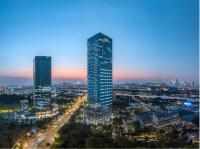 un rascacielos alto en una ciudad por la noche en Somerset Bio-Island Guangzhou-Free shuttle bus during Canton Fair &amp; right beside Guanzhou Metro Station, en Guangzhou