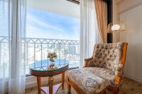 Lotte Hotel Saigonにあるシーティングエリア