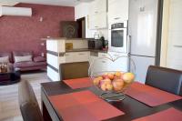 Kuchyň nebo kuchyňský kout v ubytování Apartment with 2 Bedrooms and Parking Near the Beach