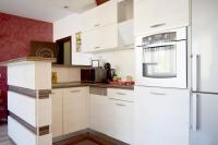 Kuchyň nebo kuchyňský kout v ubytování Apartment with 2 Bedrooms and Parking Near the Beach