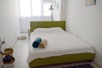 Postel nebo postele na pokoji v ubytování Apartment with 2 Bedrooms and Parking Near the Beach