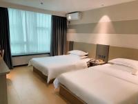 M Hotel Xiamen Haicang Maqing Road Metro Stationにあるベッド