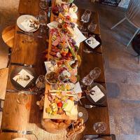 una mesa larga llena de comida y copas de vino en Hotel / Weingut Meintzinger, en Frickenhausen