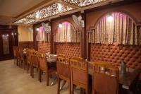 Un comedor con una mesa larga y sillas. en Hotel Sai International, en Paralākhemundi