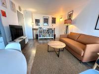 Telewizja i/lub zestaw kina domowego w obiekcie Cosy Duplex avec Parking à Paris 19 by immo kit bnb