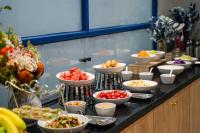 a buffet with many bowls of food on a table at 天津欣得滨海塘沽店 in Binhai