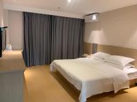 M Hotel Xiamen Haicang Maqing Road Metro Stationにあるベッド