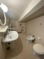 A bathroom at LA CASA TRA GLI ULIVI