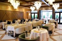 Un restaurante con mesas y sillas blancas y candelabros. en The Swiftwater, en Swiftwater