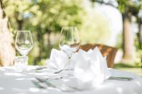 dos copas de vino sentadas en una mesa en Landgasthof-Unter den Linden, en Oelixdorf
