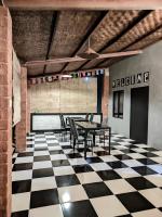 Un comedor con suelo a cuadros blancos y negros. en ARISTA Homestay, en Tetebatu