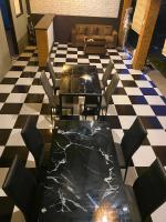 comedor con mesa de mármol y sillas en ARISTA Homestay, en Tetebatu