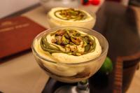 Un postre en un recipiente de vidrio sobre un mostrador. en Pałac na Wodzie Hotel & SPA, en Jelenia Góra