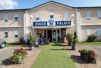 Un edificio con un cartel que dice &quot;Palacio rápido&quot; en Quick Palace Epinal, en Épinal