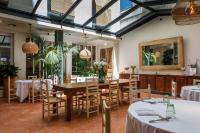 comedor con mesas, sillas y espejo en Hostal Spa Olga, en Sant Antoni de Calonge