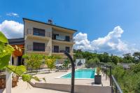 Bazén v ubytovaní Pool And Garden Apartment Happy Sound - Happy Rentals alebo v jeho blízkosti