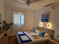 Posteľ alebo postele v izbe v ubytovaní Apartments by the sea Rogoznica - 4313