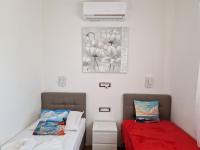 Posteľ alebo postele v izbe v ubytovaní Apartments by the sea Rogoznica - 4313