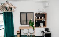 SUN Bungalow Costineștiにあるキッチンまたは簡易キッチン