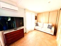 Televízia a/alebo spoločenská miestnosť v ubytovaní VILLA SUMMER SOL Mediterránea