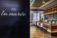 um restaurante com uma parede preta com a placa da La Marne em Marsden Viaduct em Auckland